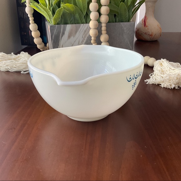 Vintage 1980s Snowflake Pyrex Mixing Bowl 1.5 pt Retro Design White Blue - Picture 3 of 8
